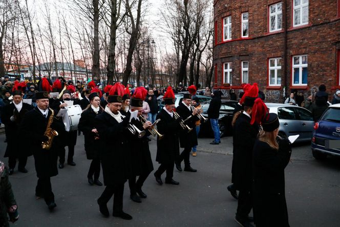  Barbórka 2024. Piękna tradycja, orkiestra dęta budzi mieszkańców Nikiszowca 