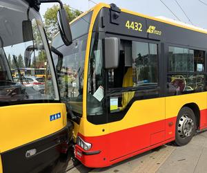 Czołowe zderzenie autobusu miejskiego z tramwajem. Kierowca zasłabł za kierownicą