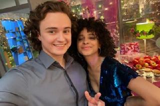 M jak miłość po wakacjach 2023. kelner Maciek (Mateusz Rumiński), Izabela Perez na planie