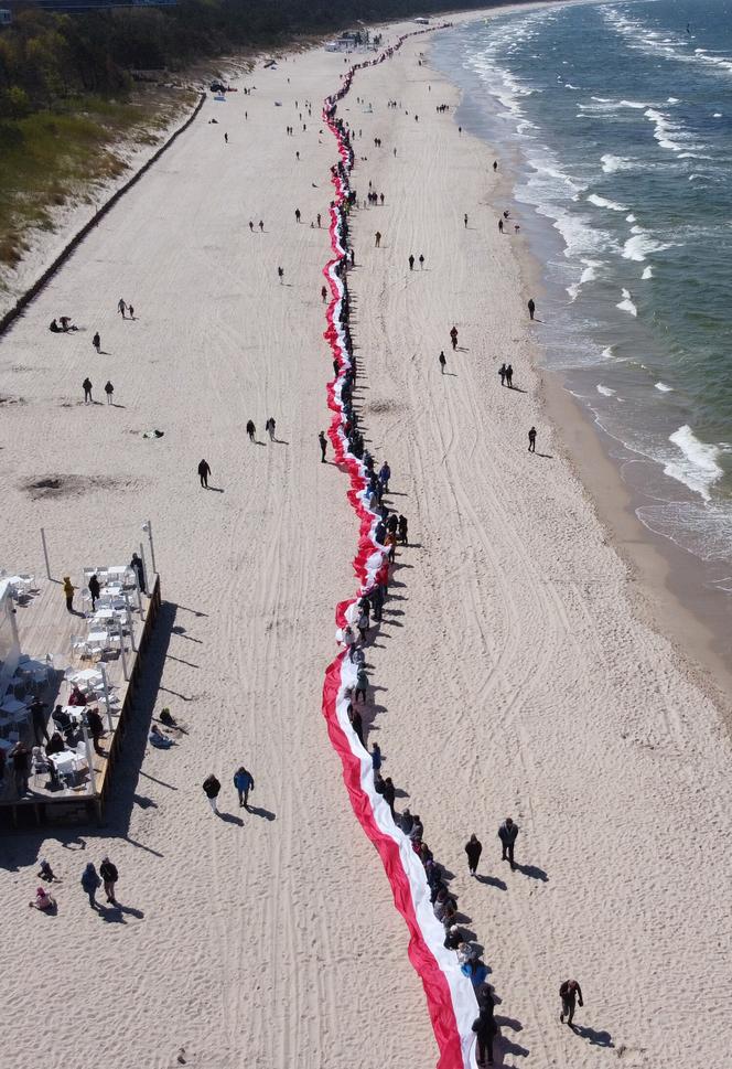 Najdłuższa flaga narodowa w Polsce mierzy ponad 2 km 700 metrów. To nowy rekord Polski!