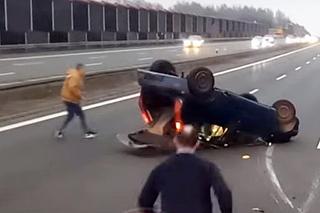 Groźne zdarzenie na autostradzie A4. Samochód zahaczył o audi i dachował 