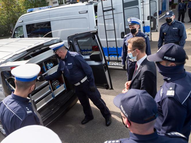 Policja odebrała 35 nowych radiowozów i 18 dronów