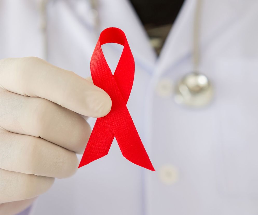 Symbolem walki z AIDS jest czerwona wstążka.