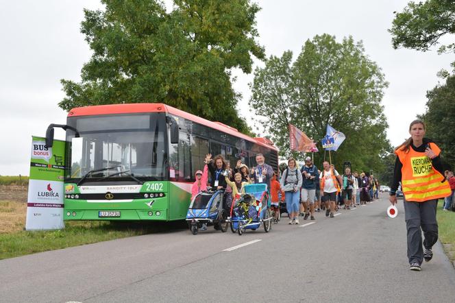 „Wychodzimy z Księżomierzy”. Słoneczny dzień pątników w drodze na Jasną Górę! ZDJĘCIA