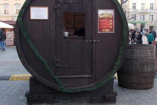 Krakowskie beczki z grzańcem zniknęły ze Świątecznego Jarmarku na dobre! Miasto nie zamierza ich przywracać