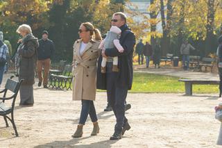 Joanna i Jacek Kurscy na rodzinnym spacerze w warszawskich Łazienkach Królewskich