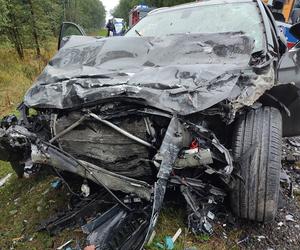 Makabra pod Wyszkowem. Bmw i peugeot zmiażdżone jak puszki. Jedna osoba nie żyje