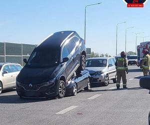  Gigantyczna kraksa pięciu samochodów na moście Południowym. Auto wjechało na dach drugiego!