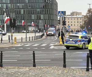 Incydent na placu Piłsudskiego w Warszawie. Mężczyzna wszedł na pomnik Ofiar Tragedii Smoleńskiej. „Zostanie w szpitalu”