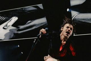 Harry Styles ŚCIĄŁ swoje piękne, długie włosy. Jest prawie ŁYSY!