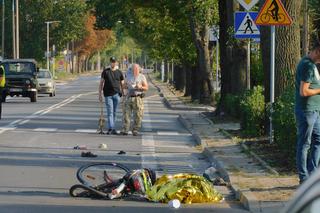 Śmiertelnie potrącił mężczyznę na pasach. Droga jest zablokowana. Policjanci pracują na miejscu