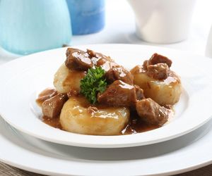 Kluski śląskie podaję z tym sosem. Jest pyszny i aromatyczny, a mięso rozpływa się w ustach 