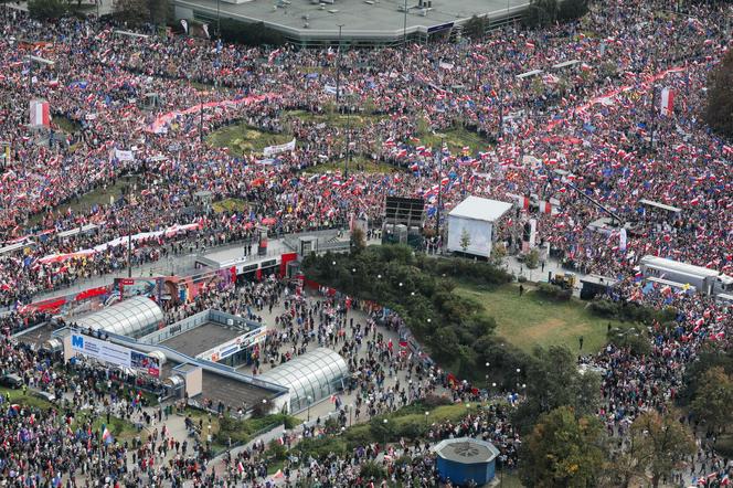 Ruszył Marsz Miliona Serc! Ogromne tłumy Polaków na ulicach Warszawy [ZDJĘCIA]