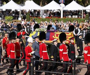 Trumna z ciałem Elżbiety II dotarła do Pałacu Westminsterskiego