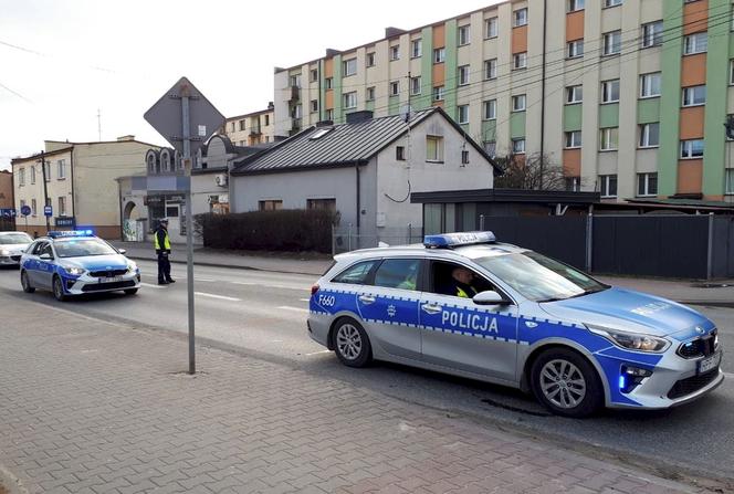 Śmiertelny wypadek na przejściu w Wieluniu! Porsche huknęło w kierującego hulajnogą [ZDJĘCIA]