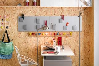 Ściana nad biurkiem: pomysłowe wykończenie ściany w kąciku do pracy
