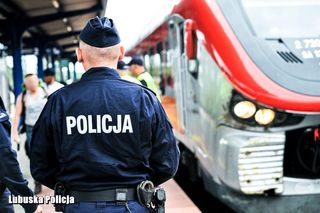 Chwile grozy w pociągu! 51-latek wyciągnął broń i zaczął się nią bawić