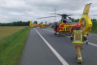 Wypadek busa i osobówki pod Łęczycą. Kilkanaście osób poszkodowanych [ZDJĘCIA]