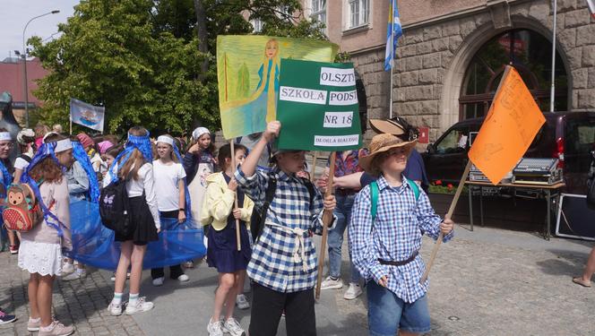  Dni Bajki 2024. W centrum Olsztyna zrobiło się bajkowo. Dzieci przejęły władzę nad miastem [ZDJĘCIA]