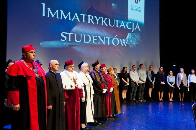 Podczas uroczystej ceremonii inauguracji nowego roku akademickiego 2024/2025 odbyła się tradycyjna immatrykulacja studentów i studentek pierwszego roku.