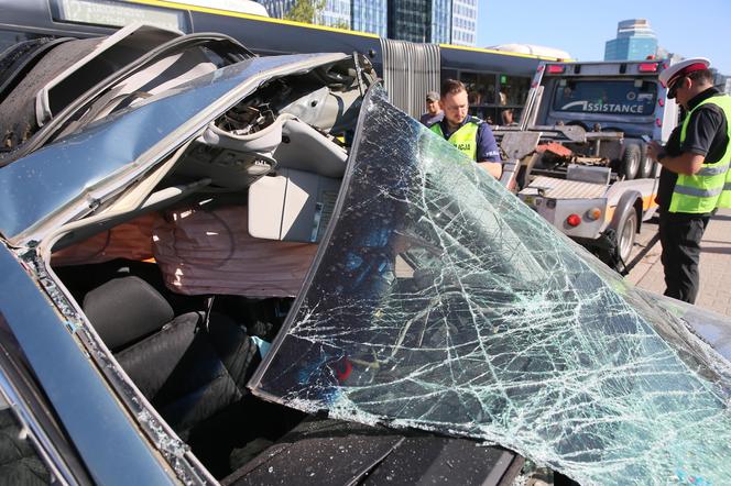 Wypadek w Alejach Jerozolimskich. Samochód uderzył w autobus. Kierowca osobówki nie żyje