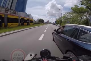 Uderzył w motocyklistę, próbował zrzucić winę na niego. Szokujące chamstwo w centrum Warszawy - WIDEO