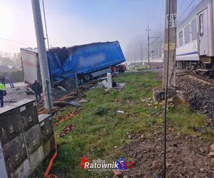 Wypadek kolejowy w Małopolsce. Zderzenie pociągu z ciężarówką