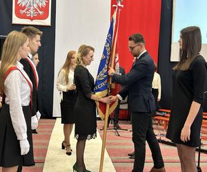 Uczniowie pierwszych klas w Kleczewie ślubowali na nowy sztandar