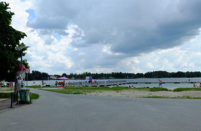 Jezioro Białe budzi się powoli. Upał, a ludzi jak na lekarst