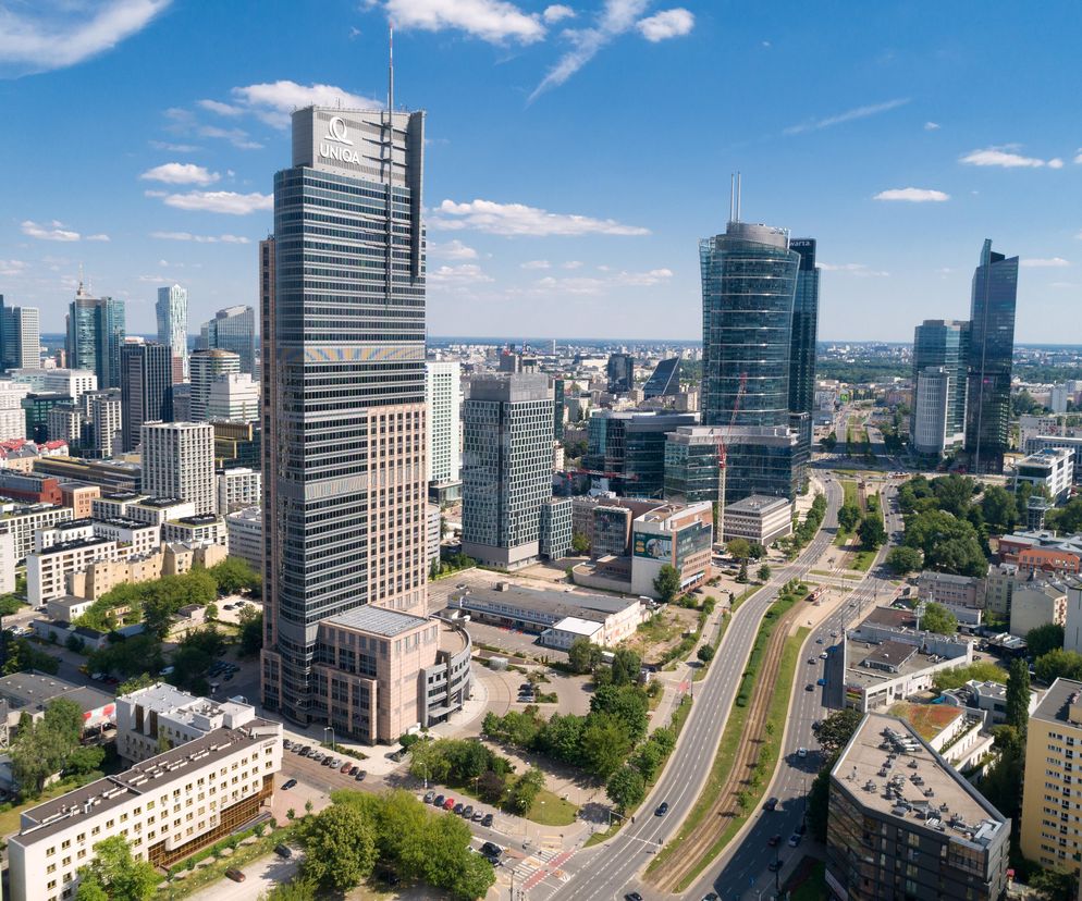 Warsaw Trade Tower świętuje 25 lat. W lobby wiszą 3-metrowe żyrandole z kryształów, a bryła podąża za szkołą chicagowską