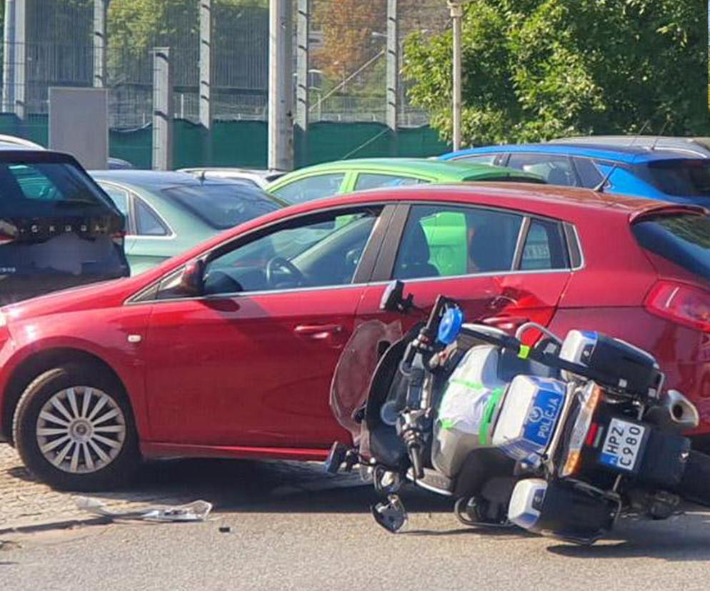 Policjant drogówki huknął motocyklem w osobówkę. Ranny trafił do szpitala