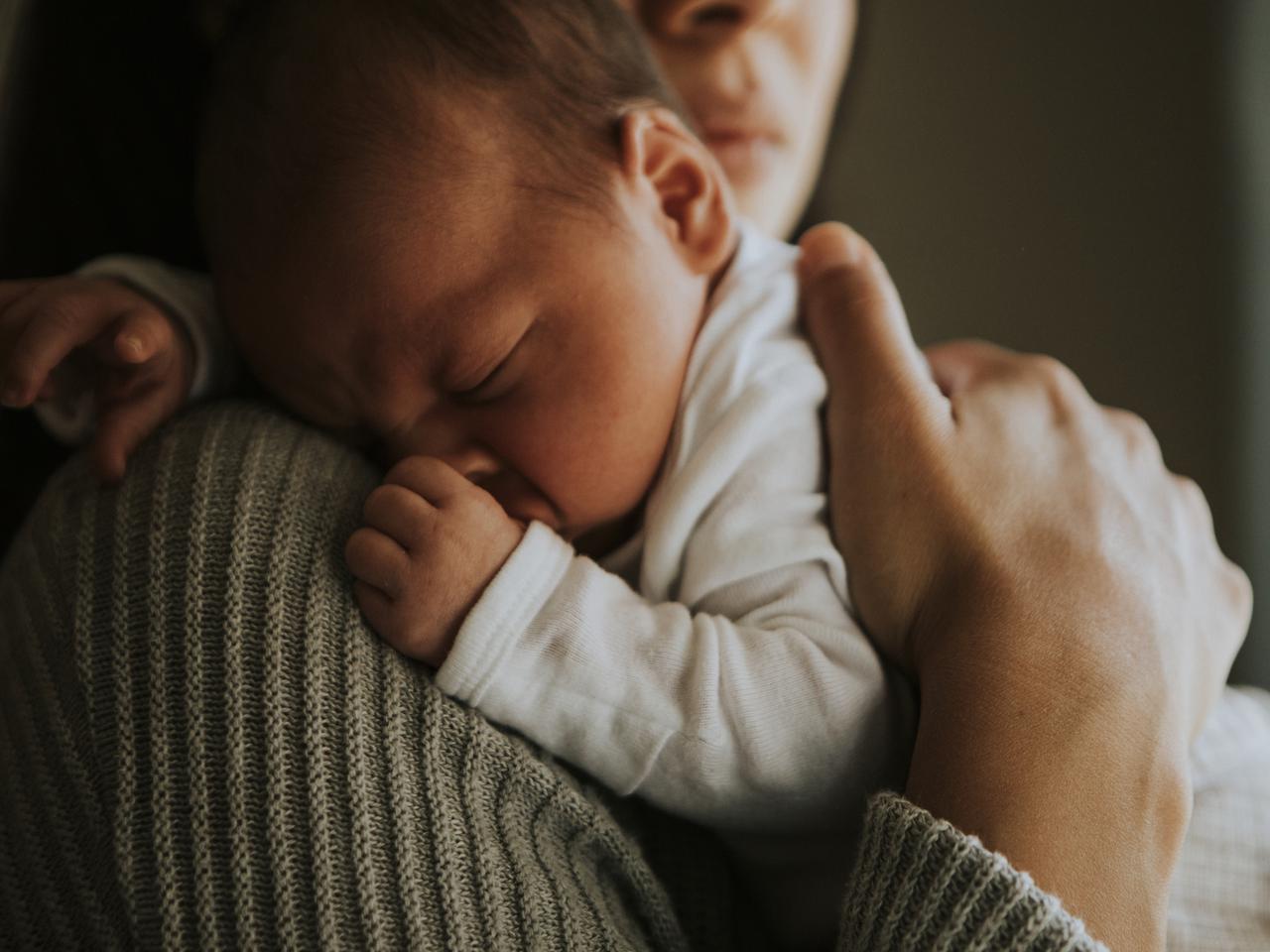 Pierwsze tygodnie z noworodkiem. Instrukcja postępowania z dzieckiem