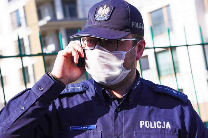 Mężczyzna wyrzucił narkotyki przez balkon. Prosto na policjanta