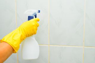 Poleć do kuchennej szafki, wrzuć do ciepłej wody i umyj płytki w łazience, a rozpuści osad z mydła i wody. Będą lśnić z połyskiem. Mycie płytek w łazience
