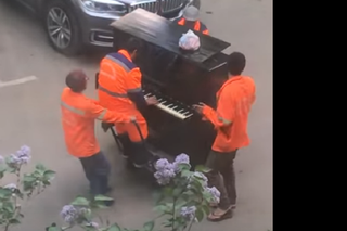 Wywozili śmieci i dali koncert na żywo. Równocześnie ciągnęli foretpian i grali piosenkę [VIDEO]