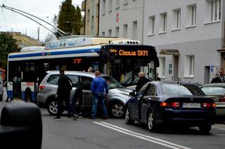 Wypadek na Warszawskiej w Gdyni. Trolejbus zderzył się z osobówką