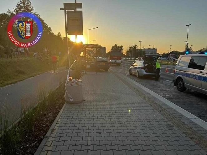 Kierowca BMW w Gliwicach rozbił się o przystanek