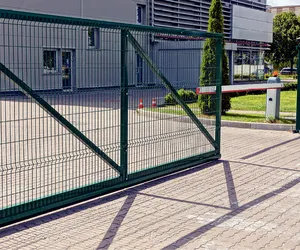 Bramy wjazdowe w ogrodzeniach przemysłowych - niezbędny element ogrodzeń