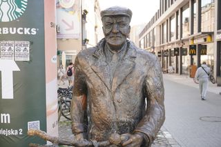 Pomnik Starego Marycha na ulicy Półwiejskiej 