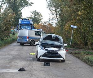 35-letni rowerzysta nie żyje. Autem kierowała 68-letnia kobieta. Pierwsze ustalenia policjantów [ZDJĘCIA]