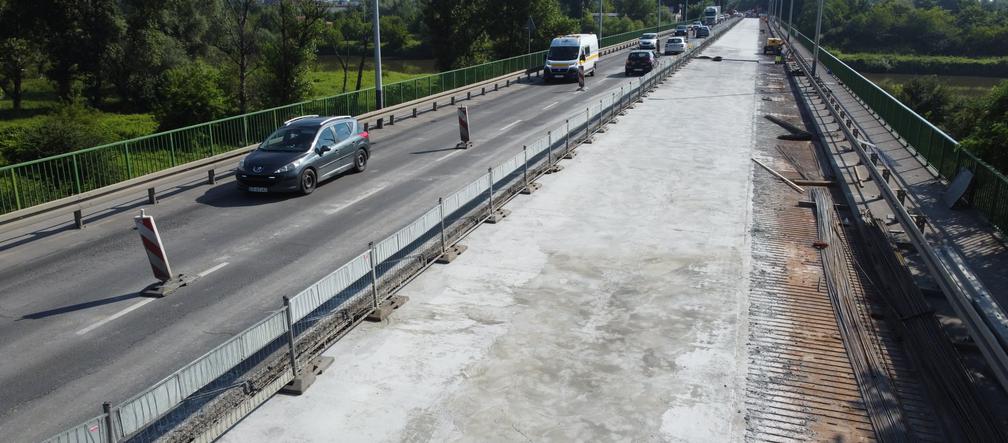 Kierowca BMW ugrzązł w świeżym betonie na moście nowohuckim