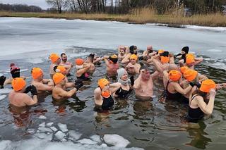 „Krasnostawskie Karpie” znów wskoczyły do zimnej wody! Zobacz, jak morsowali dla WOŚP