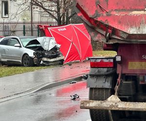 Józefosław. Osobówką wjechali pod tira. Tragiczna wiadomość	