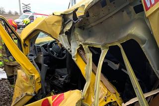 Koszmarny wypadek na przejeździe kolejowym! Kurier DHL wjechał prosto pod pociąg [ZDJĘCIA]