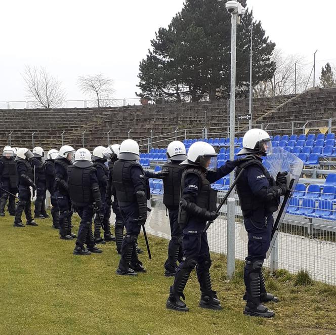 Ćwiczenia policji na stadionie
