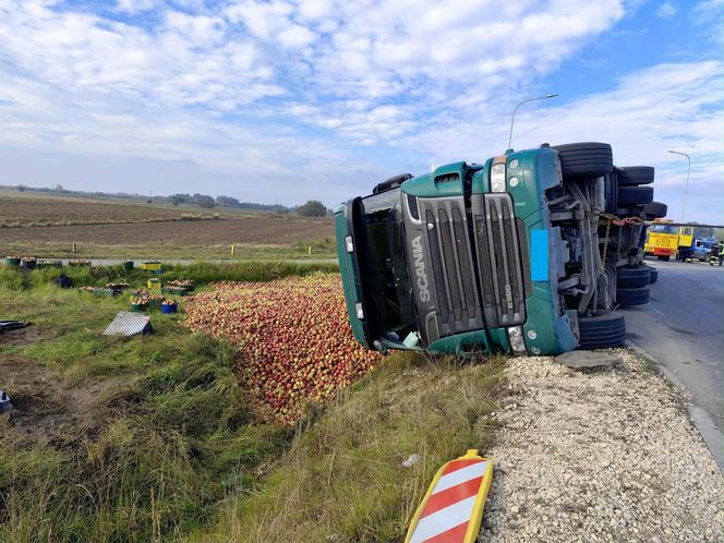 Przewrócona ciężarówka zablokowała rondo. 30 ton jabłek na drodze
