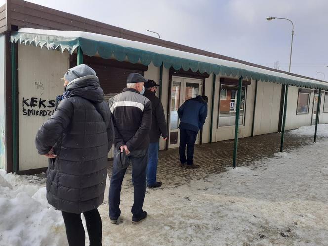 Tłusty czwartek 2021. Łodzianie stoją w długich kolejkach po pączki