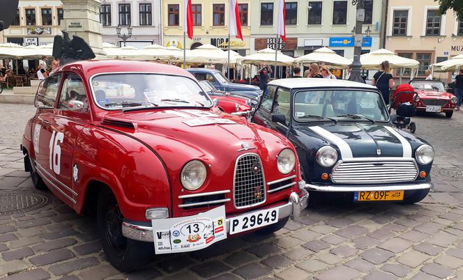 XX Podkarpacki Rajd Pojazdów Zabytkowych - konkurs elegancji na Rynku w Rzeszowie