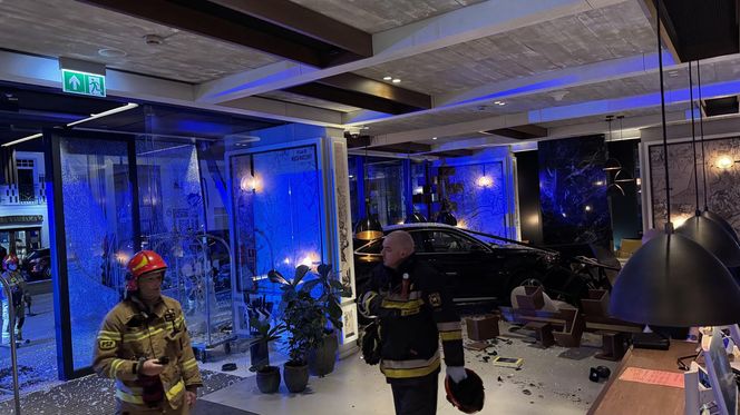 Warszawa. Totalna demolka. Audi wjechało w restaurację 