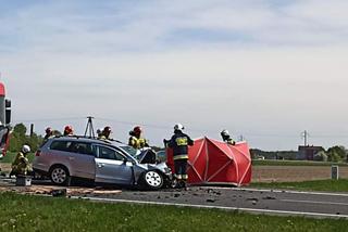 Volkswagen huknął w cysternę! 64-latek nie żyje. Fatalny wypadek na obwodnicy Kalisza [ZDJĘCIA]